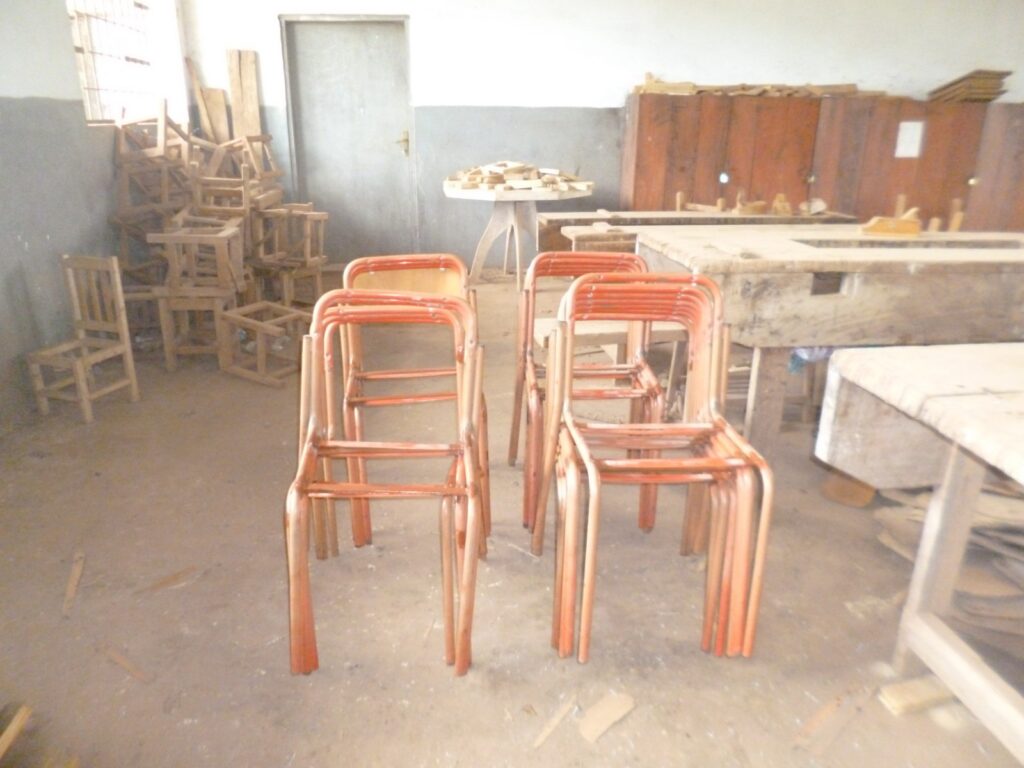 Riparazione delle sedie della scuola